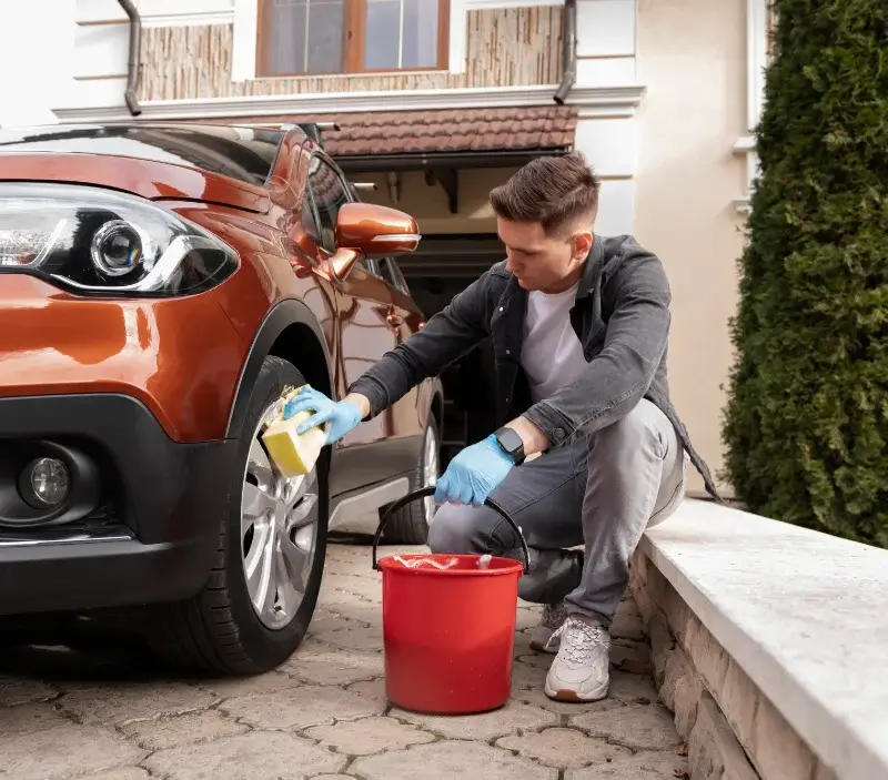 Lavage auto à domicile Challain-la-Potherie : professionnel intervenant sur un véhicule